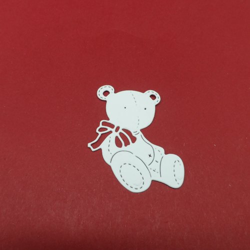 N°665 adorable petit ourson   en papier blanc a   découpage fin et gaufrage