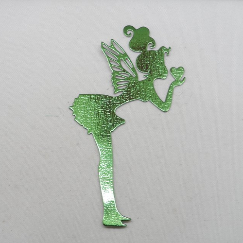 N°1233 une grande "fée papillon" qui envoi un cœur en papier vert métallisé découpage fin