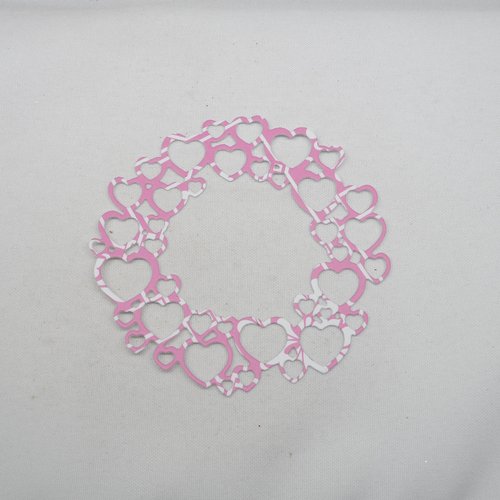 N°962 d'une couronne de cœur  en papier rose et blanc  découpage fin