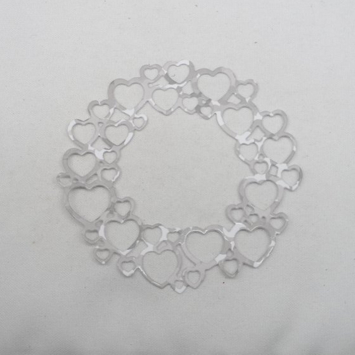 N°962 d'une couronne de cœur  en papier gris et blanc  découpage fin
