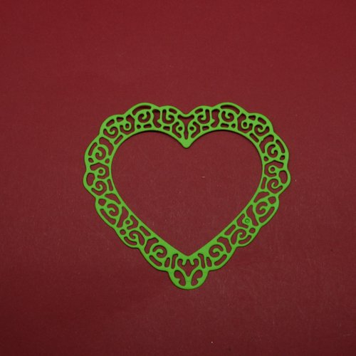 N°638  d'un joli cœur évidé  en papier vert  anis découpage fin