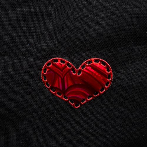 N°1034  jolie  cœur   en papier  rouge  métallisé hologramme    découpage fin