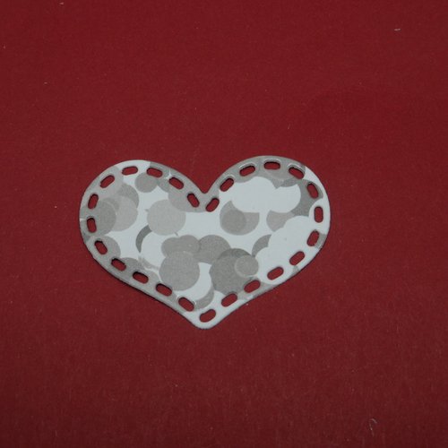 N°1034  jolie  cœur   en papier  gris et blanc   découpage fin