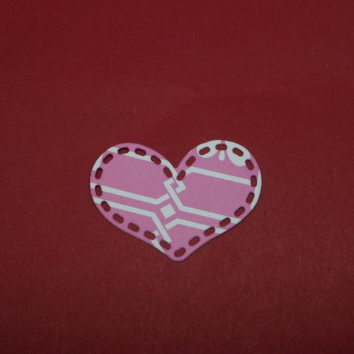 N°1034  jolie  cœur   en papier rose et blanc   découpage fin