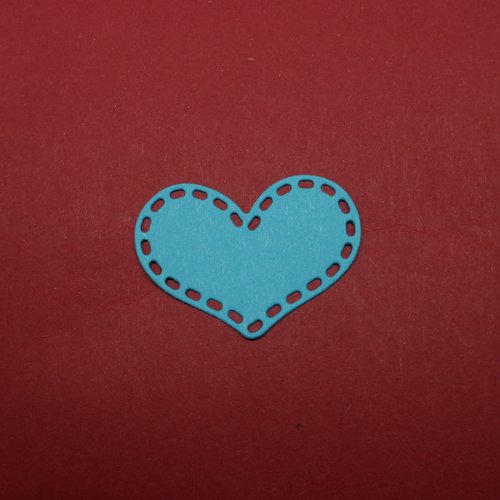 N°1034  jolie  cœur   en papier  bleu a  découpage fin