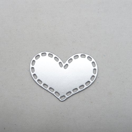 N°1034  jolie  cœur   en papier argenté mat   découpage fin