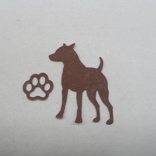N°1245  chien avec une empreinte de patte  en papier   tapisserie marron  découpage  fin