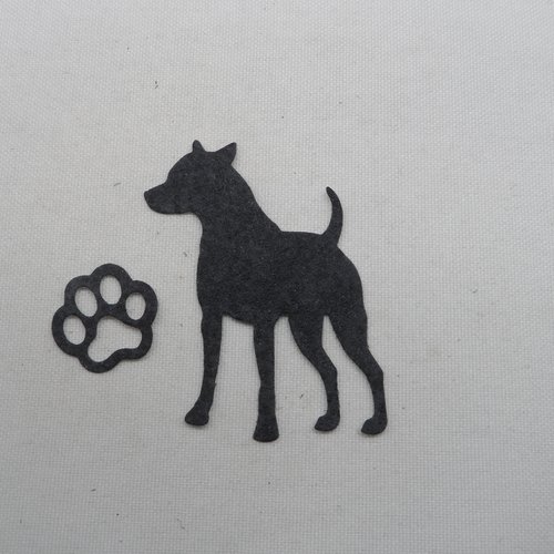 N°1245  chien avec une empreinte de patte  en papier  tapisserie  noir  découpage  fin