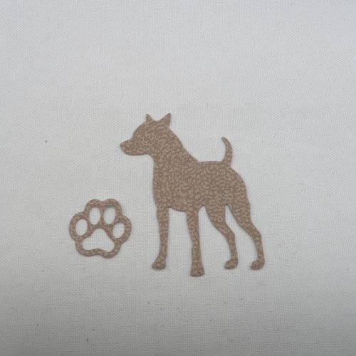 N°1245  chien avec une empreinte de patte  en papier   tapisserie marron a découpage  fin