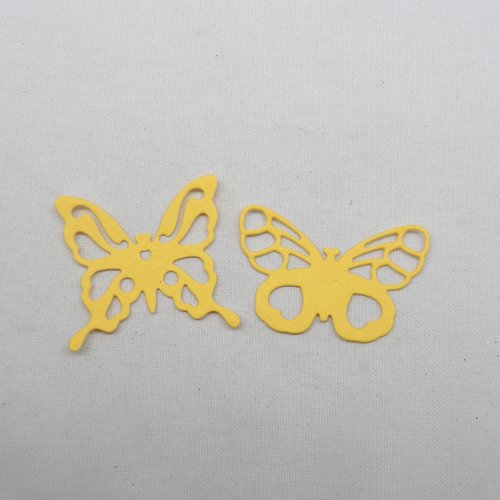 N°1246 lot de 2  papillons différents en papier jaune    découpage fin