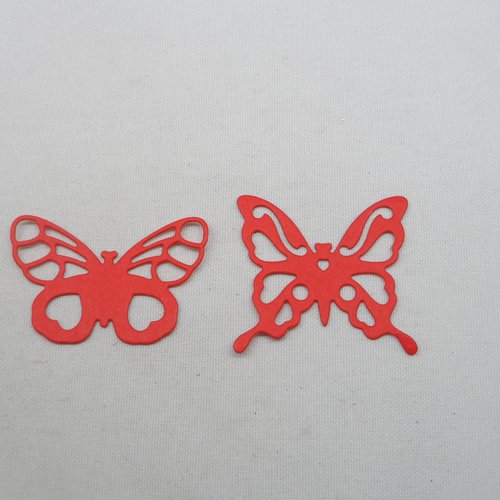 N°1246 lot de 2  papillons différents en papier rouge   découpage fin