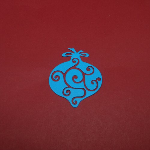 N°588 une jolie boule de noël en papier bleu turquoise  gaufrage et  découpage fin