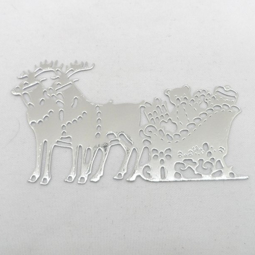 N°595 traîneau du père noël  avec deux rennes et cadeaux    en papier argenté mat découpage  fin