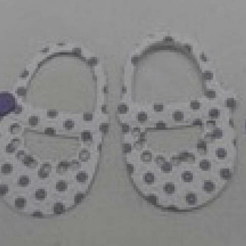 N°9 d'une paire de chaussure fille fond blanc à  pois violet  avec bouton rond violet   découpage et gaufrage fin
