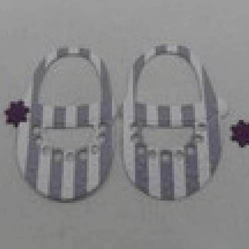N°9 d'une paire de chaussure fille à rayure blanche et violette  avec bouton étoile violet foncé   découpage et gaufrage fin