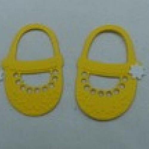 N°9 d'une paire de chaussure fille jaune avec bouton étoile blanc   découpage et gaufrage fin