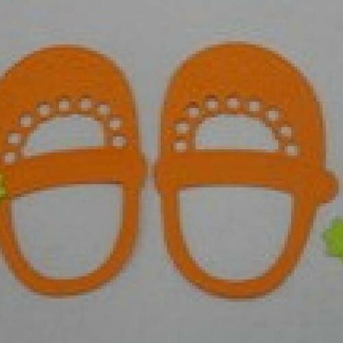 N°9 d'une paire de chaussure fille orange avec bouton étoile vert anis découpage et gaufrage fin