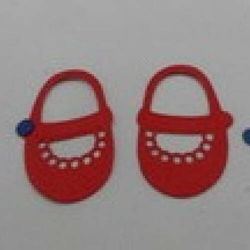 N°9 d'une paire de chaussure fille  rouge  avec bouton rond bleu marine découpage et gaufrage fin