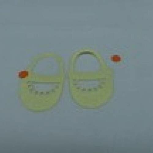 N°9 d'une paire de chaussure fille jaune pale  avec bouton rond orange découpage et gaufrage fin