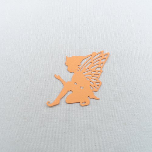 N°1323 un "lutin  papillon" n°1  assis  en papier orange découpage fin
