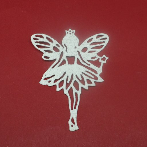 N°1331 une  "fée papillon" avec sa baguette  en papier tapisserie  blanche à paillettes découpage fin