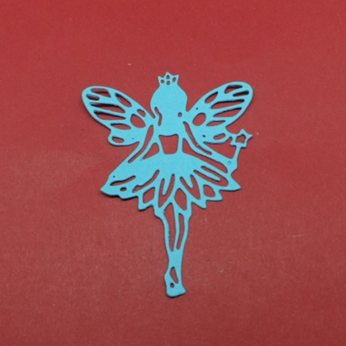 N°1331 une  "fée papillon" avec sa baguette  en papier   bleu turquoise découpage fin