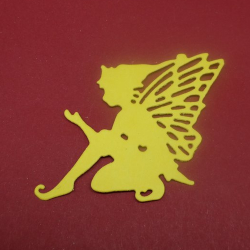 N°1323 un "lutin  papillon" n°1  assis  en papier jaune découpage fin