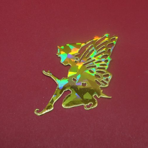 N°1323 un "lutin  papillon" n°1  assis  en papier métallisé doré hologramme découpage fin