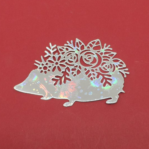 N°1338   joli petit hérisson avec une fleur   en papier métallisé argenté hologramme