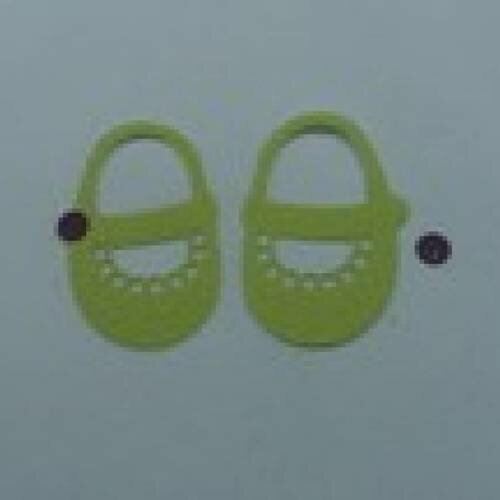 N°9 d'une paire de chaussure fille en papier tapisserie vert à paillette  avec bouton rond violet à paillette  découpage et gaufrage fin
