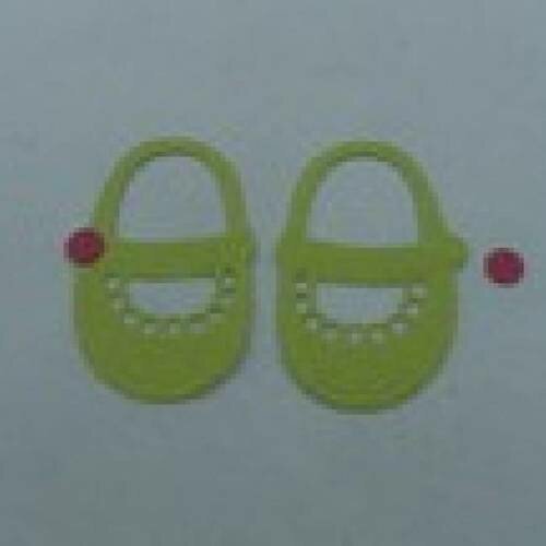 N°9 d'une paire de chaussure fille vert à paillette  avec bouton rond fuchsia  découpage et gaufrage fin