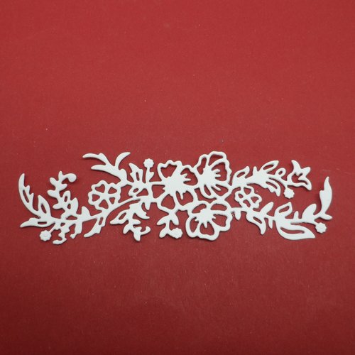 N°1346  d'une "frise" de  fleurs  en papier  blanc  découpage fin
