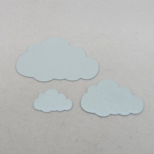 N°921  lot de trois petits nuages  en papier bleu clair irisé découpage