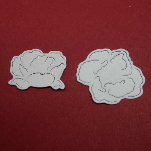 N°1252 lot de deux  fleurs  de 2 tailles différentes en papier blanc  découpage fin
