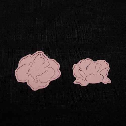 N°1252 lot de deux  fleurs  de 2 tailles différentes en papier rose  découpage fin