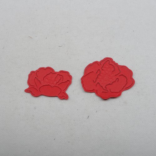 N°1252 lot de deux  fleurs  de 2 tailles différentes en papier rouge  n°2 découpage fin