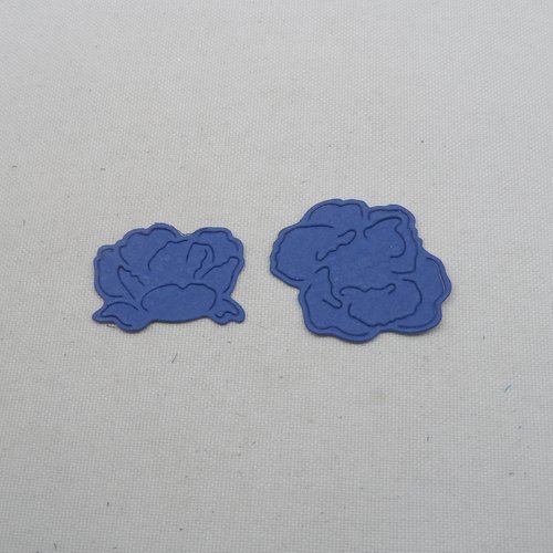 N°1252 lot de deux  fleurs  de 2 tailles différentes en papier bleu marine  découpage fin