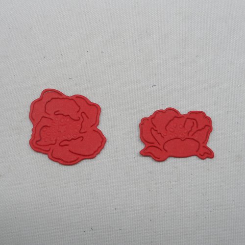 N°1252 lot de deux  fleurs  de 2 tailles différentes en papier rouge  n°3 découpage fin