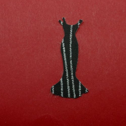 N°957 b petite robe  simple  en papier tapisserie fond noir ligne argenté   n°3 découpage fin