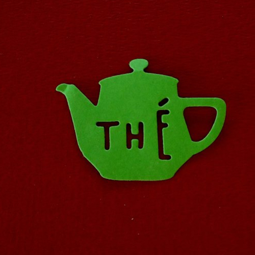 N°329 petite théière thé   en papier vert a découpage