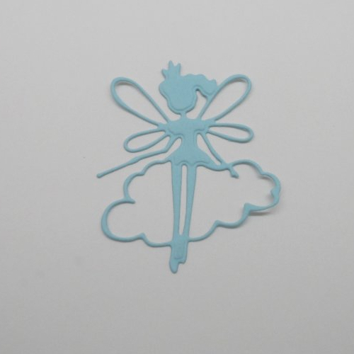 N°85 une  "fée papillon" avec une baguette de face  en papier bleu ciel découpage fin gaufrage