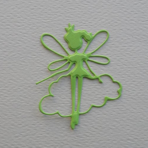 N°85 une  "fée papillon" avec une baguette de face  en papier vert découpage fin gaufrage