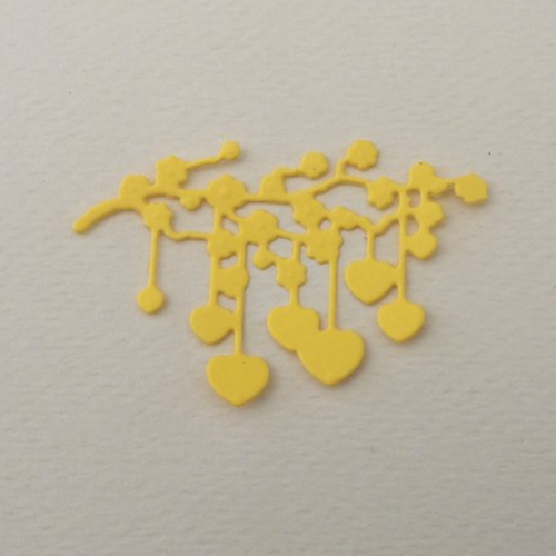 N°1380  d'une branche de fleurs et cœurs  en papier jaune  découpage fin et gaufrage