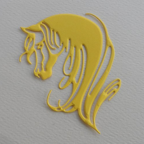 N°1352  jolie  tête  de cheval   en papier jaune découpe fine et gaufrage
