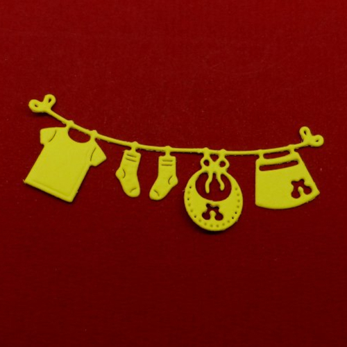 N°1359 fil à linge vêtements de  bébé en papier jaune  découpage  fin