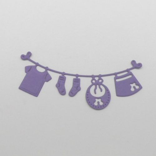 N°1359 fil à linge vêtements de  bébé en papier violet a découpage  fin