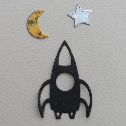 N°1379 d'une petite fusée  étoile et lune  en papier noir moucheté gris