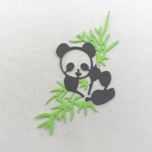N°996 petit panda avec sa branche de bambou  en papier vert et noir   découpage fin