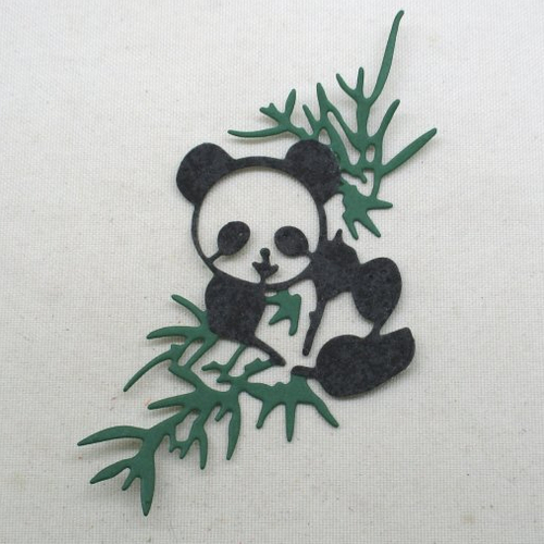 N°996 petit panda avec sa branche de bambou  en papier vert foncé noir  tapisserie  découpage fin