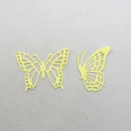 N°1246 c lot de 2  papillons différents en papier  découpage fin